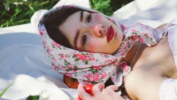 Headscarves Win Hearts: Top 5 Reasons They're Back