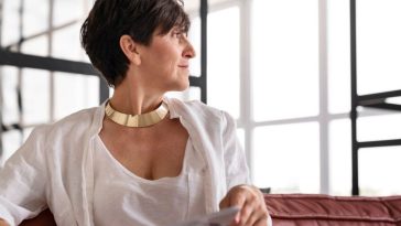 15 Chic Jewelry Pairings for Popular Neckline Shapes
