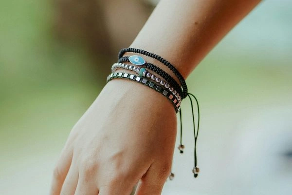Stunning Charm Bracelets That Look Personal and Stylish